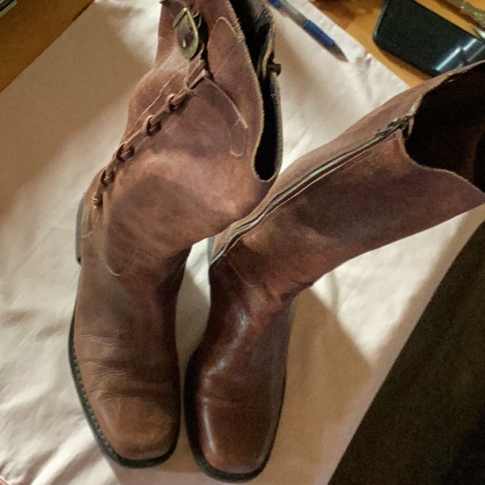 Ladies leather boots. Up to the knee size 8.5